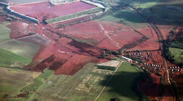 Unfall in westungarischer Aluminiumfabrik verseucht Dörfer. Oktober 2010.