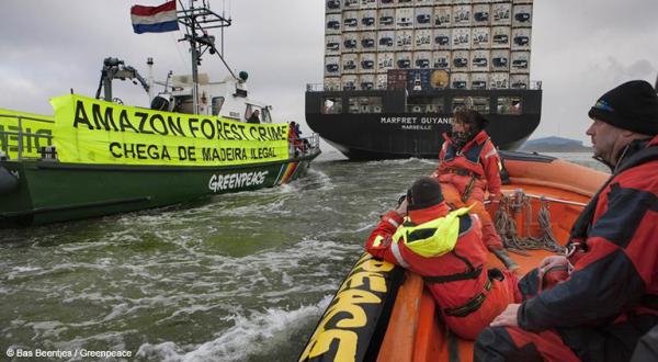 Greenpeace-Aktivisten im Schlauchboot verfolgen das Schiff "Marfretd Guyane"