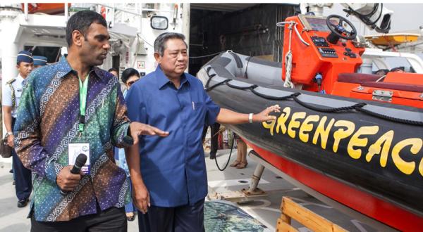 Greenpeace-Geschäftsführer Kumi Naidoo und Präsident Yudhoyono auf der Rainbow Warrior 06/07/2013