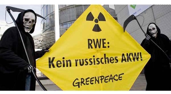 Greenpeace-Aktivisten protestieren gegen die Beteiligung des Stromkonzerns RWE am Bau eines bulgarischen Atomkraftwerkes, November 2008