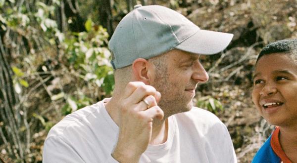 Regisseur Jens Schanze mit Kind in Kolumbien