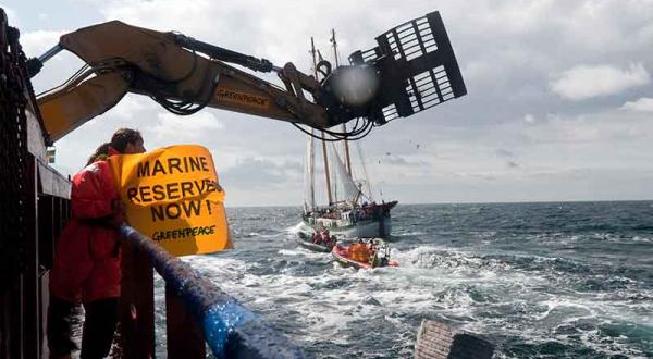 Greenpeace-Aktivisten versenken tonnnenschwere Steine im Kattegat vor der schwedischen Küste, August 2009. 