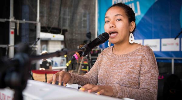 Klima-Aktivistin Selina Leem spricht auf einer G20-Protestveranstaltung