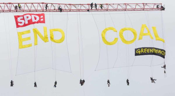 Kletterer Hängen riesige "End Coal"-Buchstaben an Kran nahe SPD-Parteitag