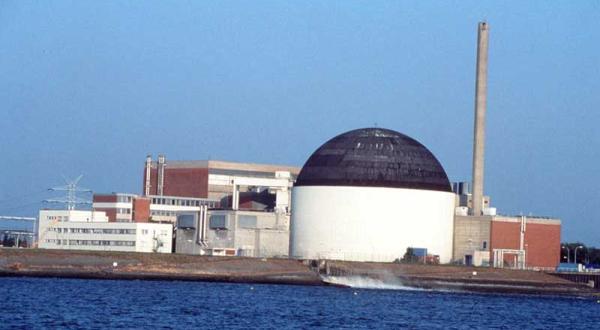 Das 2003 stillgelegte Atomkraftwerk Stade am Ufer der Elbe 07/15/1997