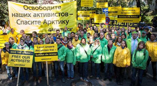 Greenpeace-Mitarbeiter und -Mitarbeiterinnen protestieren für die Freilassung der in der Petschorasee von Russland festgenommenen Aktivisten. (27.09.2013)