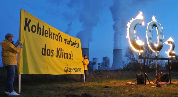 Protest mit brennendem CO2 Zeichen gegen geplantes E.ON Kohlekraftwerk, November 2008