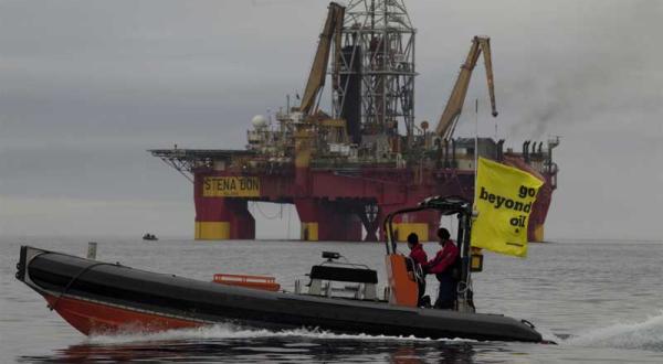 Vor Grönland protestiert die Esperanza am 23.08.2010 gegen Probebohrungen von Cairn Energy