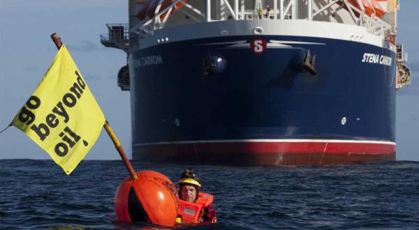 Greenpeace-Schwimmer vor dem Ölbohrschiff "Stena Carron" im September 2010