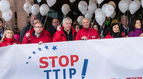 Demonstranten vor dem Europäischen Gerichtshof fordern "Stopp TTIP"