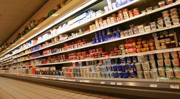 Supermarktregal mit Milchprodukten, November 2004.