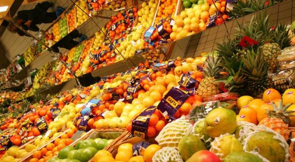 Supermarktregal mit Obst