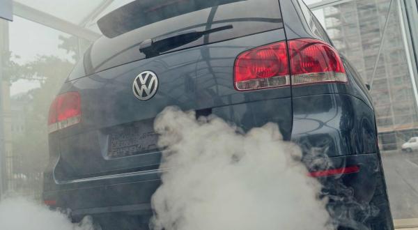 SUV von VW stößt Qualm aus