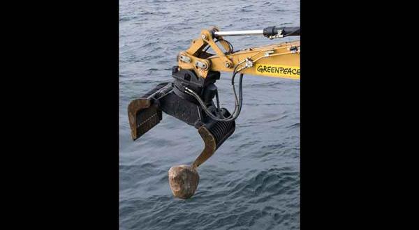 Einer der Natursteine, die Greenpeace im Sylter Außenriff versenkt wurden, August 2008.