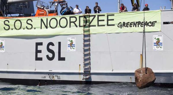Niederländische Greenpeacer versenken Natursteine in der Klaver Bank/Nordsee.Juli 2011