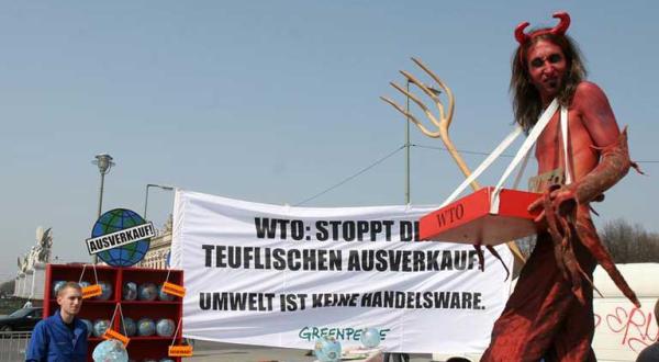 Protest gegen die Zerstörung der Umwelt und wirtschaftliche Ungerechtigkeit durch Globalisierung und Organisationen wie die WTO (World Trade Organisation).