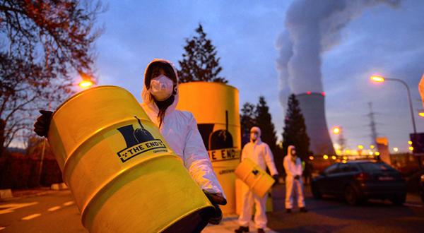Greenpeace-Aktivist mit Attrappe einer Atommüll-Tonne