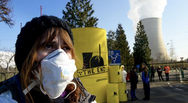 Greenpeace-Aktivisten protestieren am Atomkraftwerk Tihange gegen überalterte Atomkraftwerke 