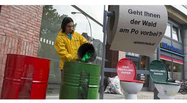Greenpeace-Aktivisten führen in der Hamburger Innenstadt eine Befragung zu Recycling Toilettenpapier durch, August 2013