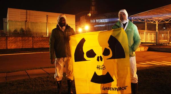Greenpeace-Projektion an den Sarkophag des Atomkraftwerks Tschernobyl 04/26/2011