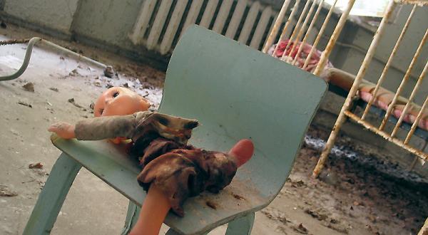 Liegen gelassene Kinderpuppe in einem Krankenhaus bei Tschernobyl 2005/07/28