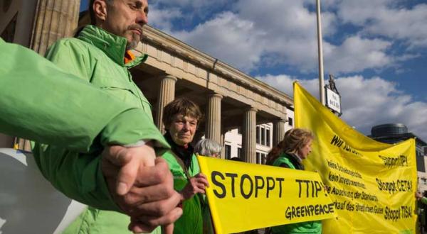 18. April 2015: In Berlin verbinden Demonstranten und Greenpeace-Aktivisten mit einer Menschenkette die kanadische und die US-amerikanische Botschaft mit der Vertretung der EU-Kommission.