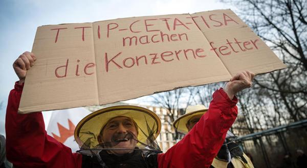 Bürgerinnen demonstrieren gegen TTIP