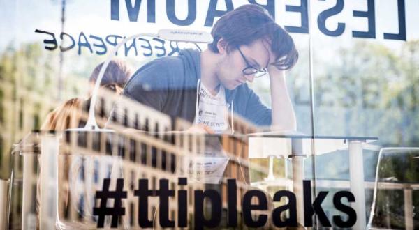 02.05.2016: Greenpeace hat einen gläsernen Leseraum für die geleakten TTIP-Dokumente vor dem Brandenburger Tor aufgebaut