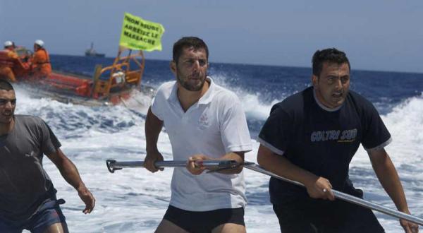 Aktivisten werden beim Versuch Thunfische zu befreien von Fischern attackiert. April 2010