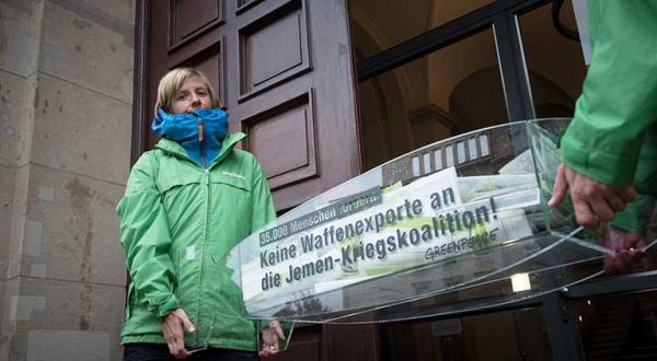Aktivisten und Aktivistinnen übergeben eine symbolische Bombe aus Plexiglas mit Unterschriften gegen Waffenexporte. Sie fordern von Bundeswirtschaftsminister Altmaier, das Rüstungsembargo an Saudi Arabien auszuweiten.