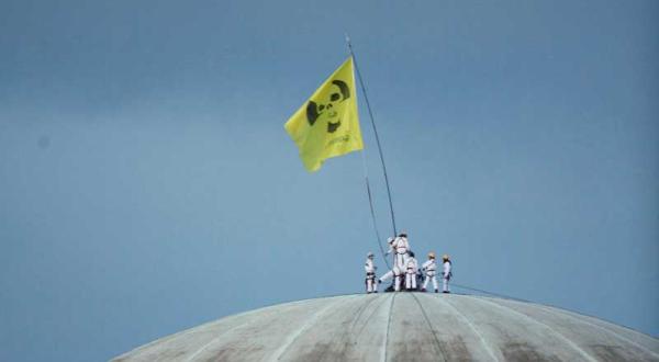 Greenpeace-Aktivisten hissen eine Flagge mit Totenkopf Symbol auf der Kuppel des AKW Unterweser, Juni 2009.