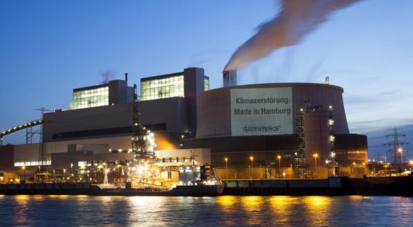 Greenpeace-Aktivisten protestieren mit projizierten Sprüchen am neuen Kohlekraftwerk von Vattenfall in Moorburg, Hamburg.