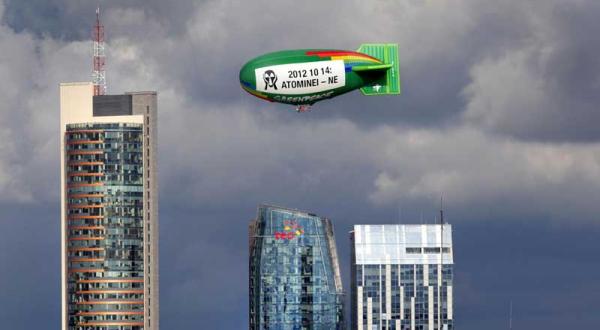 Der Greenpeace-Zeppelin über Vilnius 10/12/2012