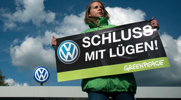 Aktion vor dem VW Werkstor gegen Verharmlosung der Gesundheitsfolgen durch PKW-Hersteller, 2015