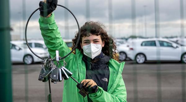 Greenpeace-Aktivistin mit Autoschlüsseln