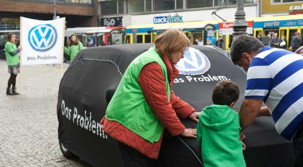 Greenpeace-Gruppen sammeln auf schwarzen Autoüberzügen Protestunterschriften, Oktober 2011