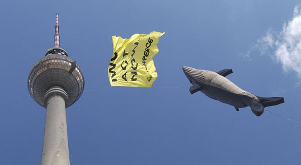 Protest am Berliner Fernsehturm mit einem aufblasbaren Wal