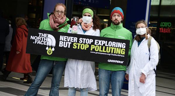 Greenpeace-Aktivisten protestieren gegen PFC in The-North-Face-Kleidung