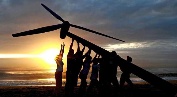 Anlässlich der UN Klimakonferenz in Durban (Südafrika) wird ein Windrad errichtet, im November 2011