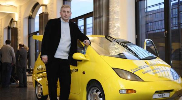 Wolfgang Lohbeck vor SmILE bei der Ausstellung Stromlinie in Hamburg, Januar 2009