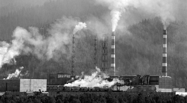 zellstofffabrik am Baikalsee, Bild in schwarz-weiß