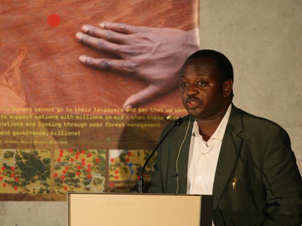 Rene Ngongo Mateso bei einer Pressekonferenz