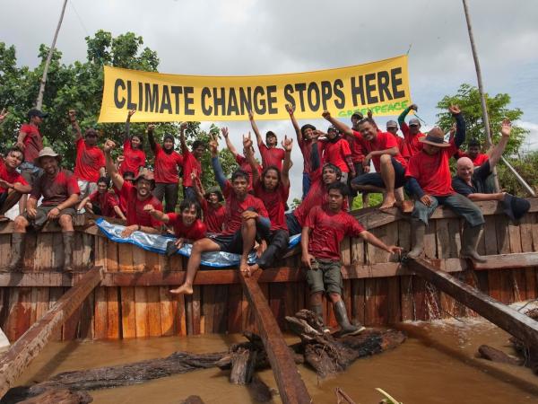 Mitglieder des Forest Defender Camps auf einem selbst gebauten Damm in Indonesien