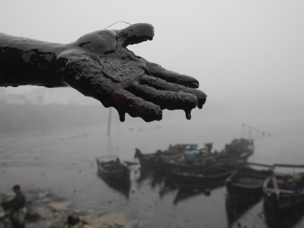 Oil Spill Clean-up in Dalian