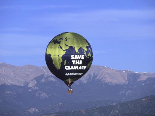 Fliegender Ballon mit der Aufschrift "Save the Climate"