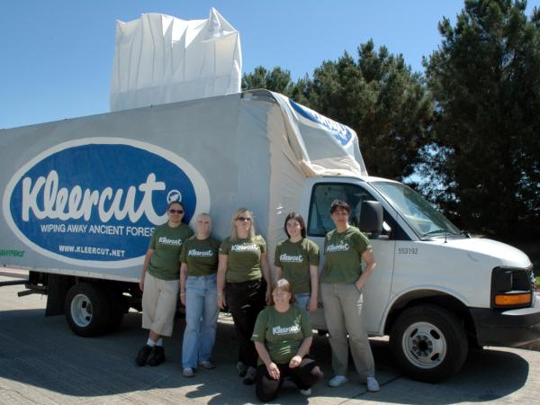 Greenpeace-Aktive stehen vor dem Taschentuchlastwagen