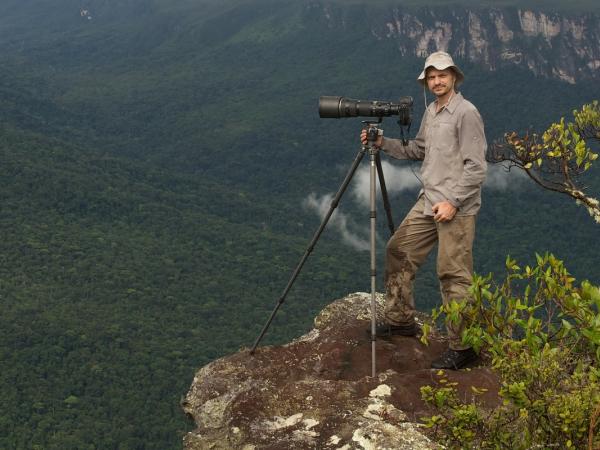 Porträt des Fotografen Markus Mauthe mit seiner Kamera auf einem Tafelberg im Amazonas-Regenwald.