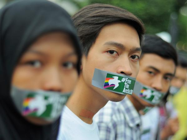 „Global Day of Solidarity“ in Indonesien: Greenpeace-Freiwillige und Unterstützende protestieren mit Bannern für die Arctic 30