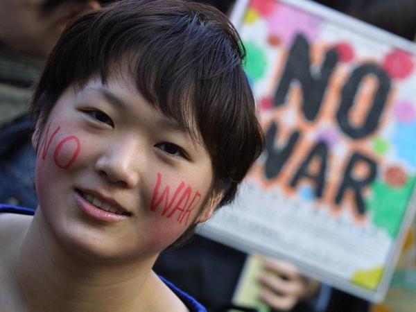 Mädchen mit "No War" im Gesicht