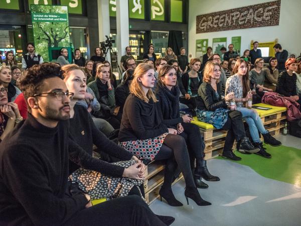 Expert:innen sprechen über "The Future of Fashion" im Atrium des Greenpeace-Büros in Hamburg